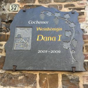 コッヘムにあるHaus Danaの煉瓦の壁に魔術のダナと書かれた看板