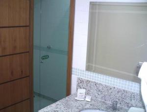 y baño con lavabo y ducha acristalada. en Hotel do Prado, en Petrópolis