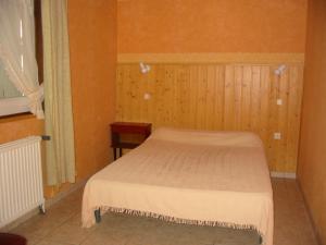 a small bedroom with a bed and a window at Camping du Meygal in Saint-Julien-Chapteuil