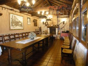 a dining room with a long table and chairs at La Posada de Carmen in Chañe