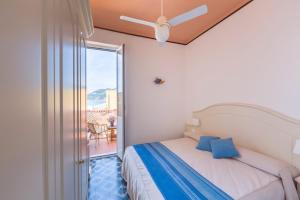 A bed or beds in a room at Miramare di Varigotti