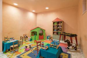 ein Spielzimmer mit einem Haufen Spielzeug darin in der Unterkunft Hotel Miralaghi in Chianciano Terme