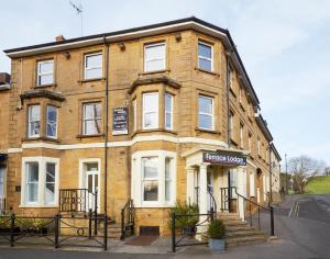 um grande edifício de tijolos na esquina de uma rua em The Terrace Lodge Hotel em Yeovil