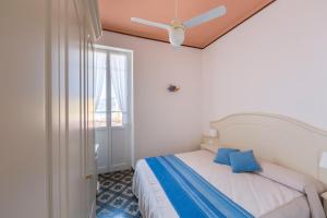 A bed or beds in a room at Miramare di Varigotti