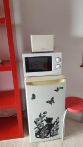 una nevera de juguete con microondas encima en VV Paraíso Del Sur, en Playa Paraiso
