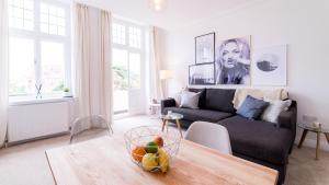 sala de estar con sofá y mesa en Victorian Apartment, en Bournemouth