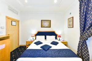 
سرير أو أسرّة في غرفة في فندق جراند قطر بالاس
