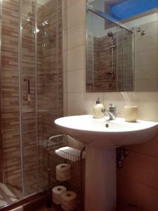 bagno con lavandino e doccia in vetro di Casa Antonella a Letoianni