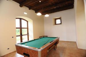 una mesa de billar en medio de una habitación en Eliceto Resort & SPA, en Buccino