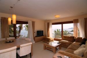 una sala de estar con un sofá y una mesa en Villa Nieves, en Ibiza