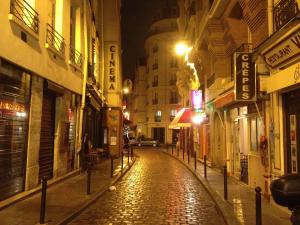 una calle de ciudad vacía por la noche con edificios en Bernardo 42 Galande en París