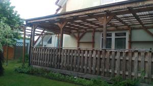 a wooden pergola on the side of a house at Ferienhaus Bornscheuer in Gerstungen