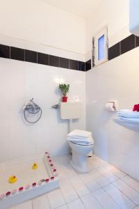 斯卡拉索提羅斯的住宿－Summer Rooms，一间带卫生间和浴缸的浴室