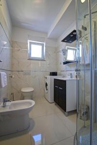 Ett badrum på Apartments Maris Senj