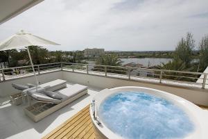 a bath tub sitting on top of a balcony at BG Rei del Mediterrani in Playa de Muro