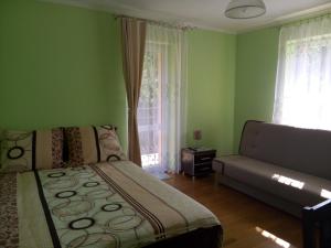 Postel nebo postele na pokoji v ubytování Groń pokoje w centrum