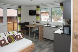 una cucina con un divano e un tavolo in una stanza di Haus Moosbrugger a Bach