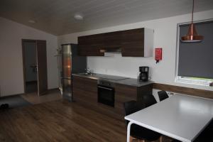Eldhús eða eldhúskrókur á Kjarnagerdi Cottages