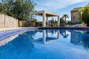 - une piscine avec un kiosque dans la cour dans l'établissement Villa Can Segui By homevillas360, à Pollença