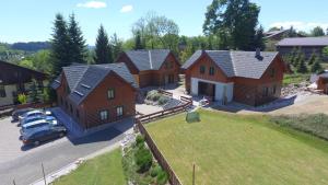 une vue aérienne d'une maison avec une cour dans l'établissement Chaty Vrchlabí, à Vrchlabí