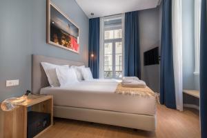a bedroom with a large bed and a window at Esqina Urban Lodge in Lisbon