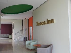 a lobby with chairs and a sign on a wall at Hotel Xcoco Inn in Texcoco de Mora