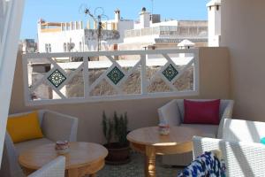 A balcony or terrace at Jennat El Mossafir-Riad privé avec services