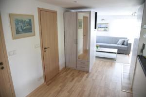 een kamer met een deur en een woonkamer met een bank bij Luha Private House in Pärnu