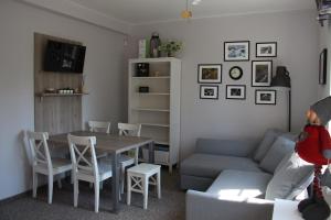 uma sala de estar com uma mesa e um sofá em Vila Wander em Bedřichov