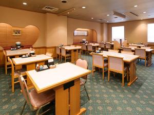 a restaurant with tables and chairs in a room at Tsubamesanjo Washington Hotel in Sanjo