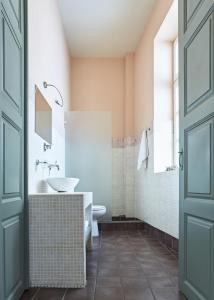 y baño con lavabo y aseo. en Guesthouse Lila, en Ermoupoli
