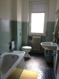 ein Badezimmer mit einer Badewanne, einem WC und einem Waschbecken in der Unterkunft York in Cinisello Balsamo
