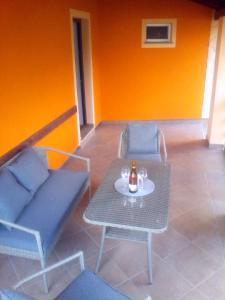 ein Zimmer mit einem Tisch und einem Sofa sowie einem Tisch und Stühlen in der Unterkunft Apartment Pavlešić in Slunj