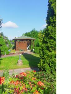 a garden with a gazebo and flowers at Zur Mühle in Straupitz