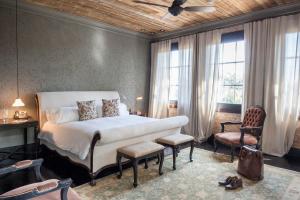 A bed or beds in a room at Factoria Hotel