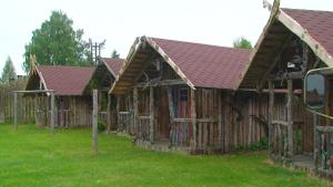 Casa de madera con techo rojo en TammeKännu Kämpingud, en Mammaste