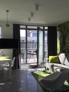 A seating area at Apartament