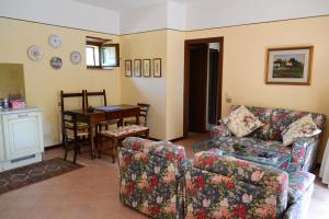 A seating area at Casale Montemoro