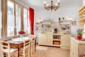 A kitchen or kitchenette at Ca' Badoer Frari
