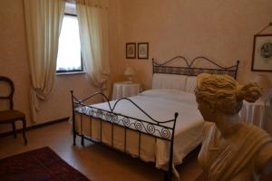 A bed or beds in a room at Casale Montemoro Még 37 kép