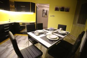 Kuchyň nebo kuchyňský kout v ubytování Centrum Lux Apartman