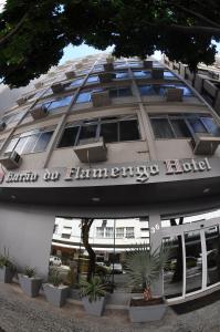 um edifício com um sinal na lateral em Hotel Barão do Flamengo (Adult Only) no Rio de Janeiro