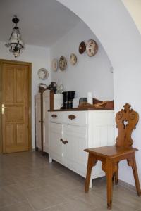 kuchnia ze stołem i płytami na ścianie w obiekcie Holiday Home Melinda w mieście Ceglédpuszta