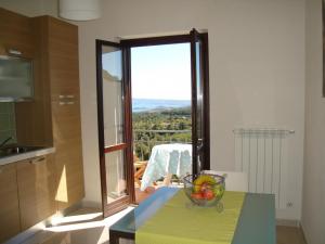 eine Küche mit einem Tisch und einer Obstschale darauf in der Unterkunft Il Bellago in Valentano