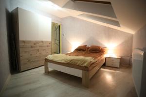 1 dormitorio con 1 cama con 2 almohadas en Centrum Lux Apartman, en Kaposvár