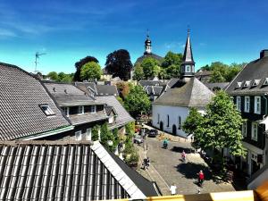 an overhead view of a town with buildings and a church at Townhouse Solingen in Solingen