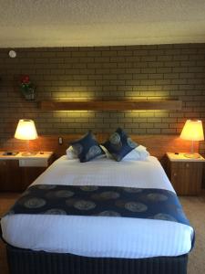 Postel nebo postele na pokoji v ubytování Tumut Valley Motel