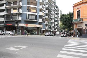una calle de ciudad vacía con un edificio alto en Departamento Yatay Corrientes en Buenos Aires