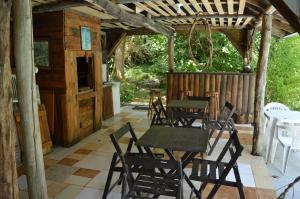 a patio with tables and chairs in a cabin at Sitio Holistico Natureza Sanadora in Morro Reuter