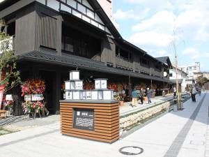 una pantalla frente a un edificio con una tienda en Yamagata Nanokamachi Washington Hotel en Yamagata